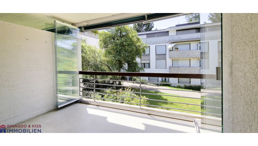 Balkon mit Ausblick auf Wohnanlage