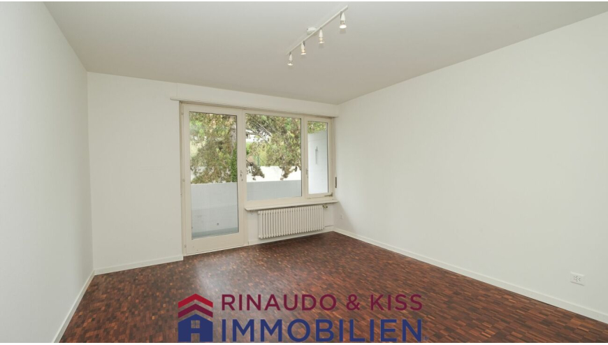 Leerer heller Wohnraum mit Balkon-/Terrassentür und Fenster