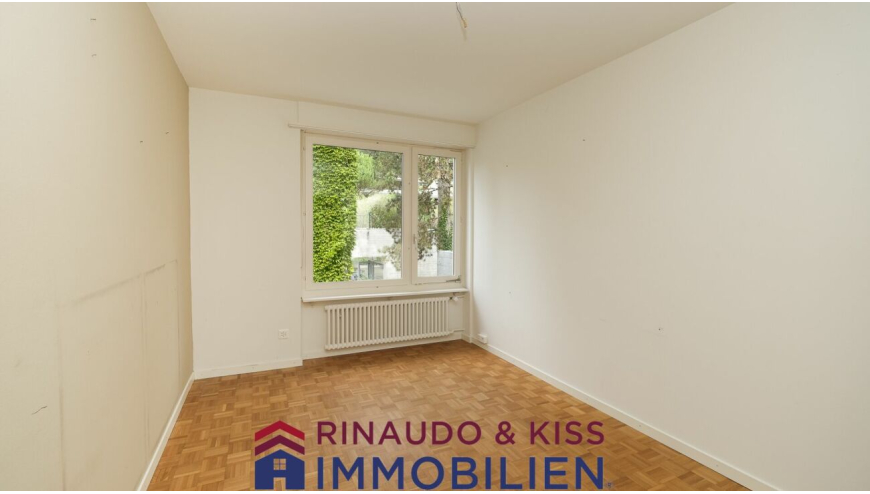 Leeres Zimmer mit Fenster und Heizkörper