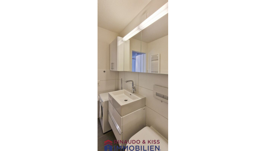 Kleines Badezimmer mit Waschtisch und Spiegelschrank