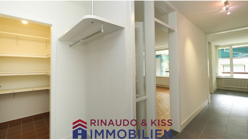 Flur mit Einbauschrank und Fensterfront