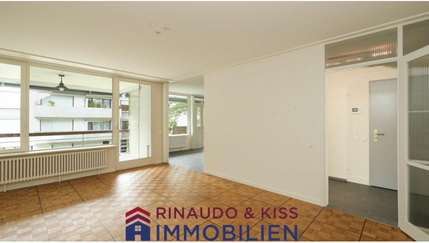 Heller Wohnraum mit Balkon- oder Loggiazugang