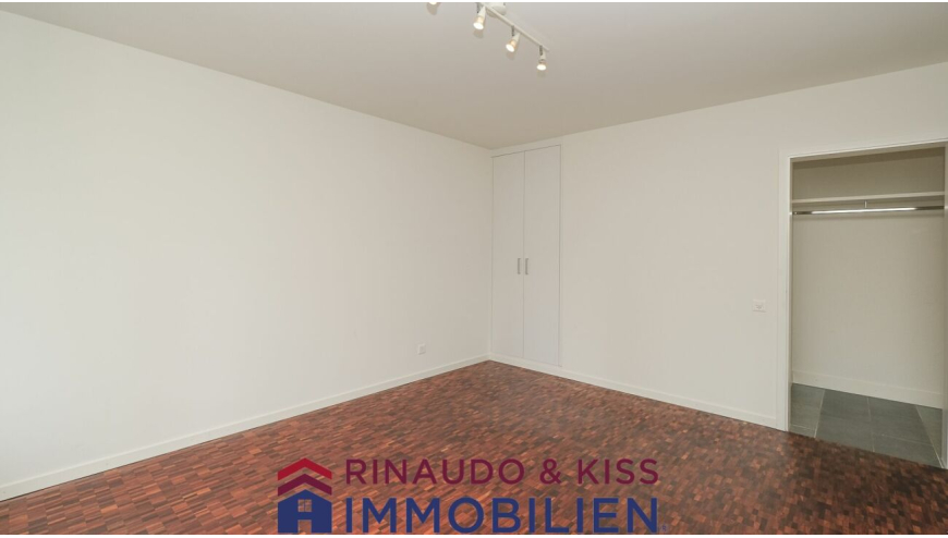 Leeres Schlafzimmer mit Einbauschrank