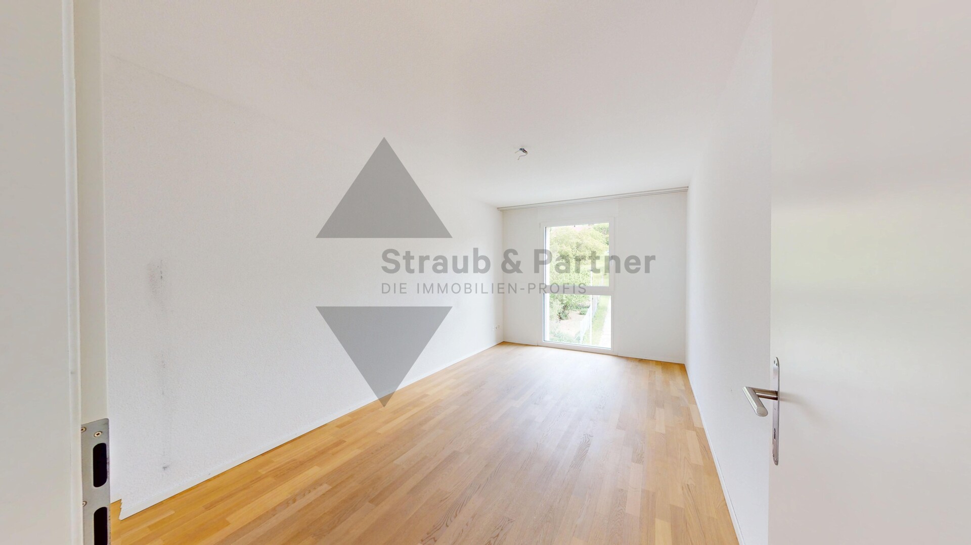 Heller leerer Raum mit Holzfußboden