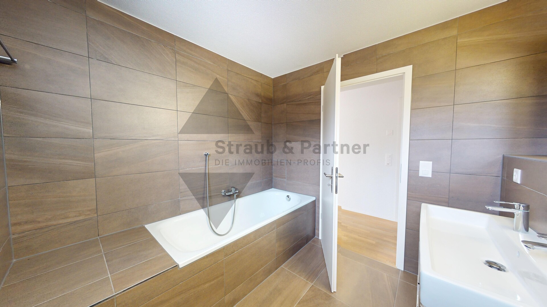Modernes Badezimmer mit Wanne und Waschtisch