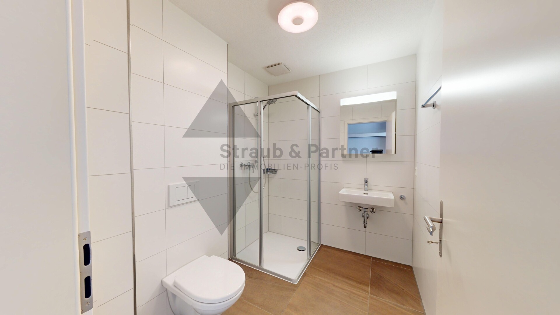 Modernes Badezimmer mit Dusche und WC