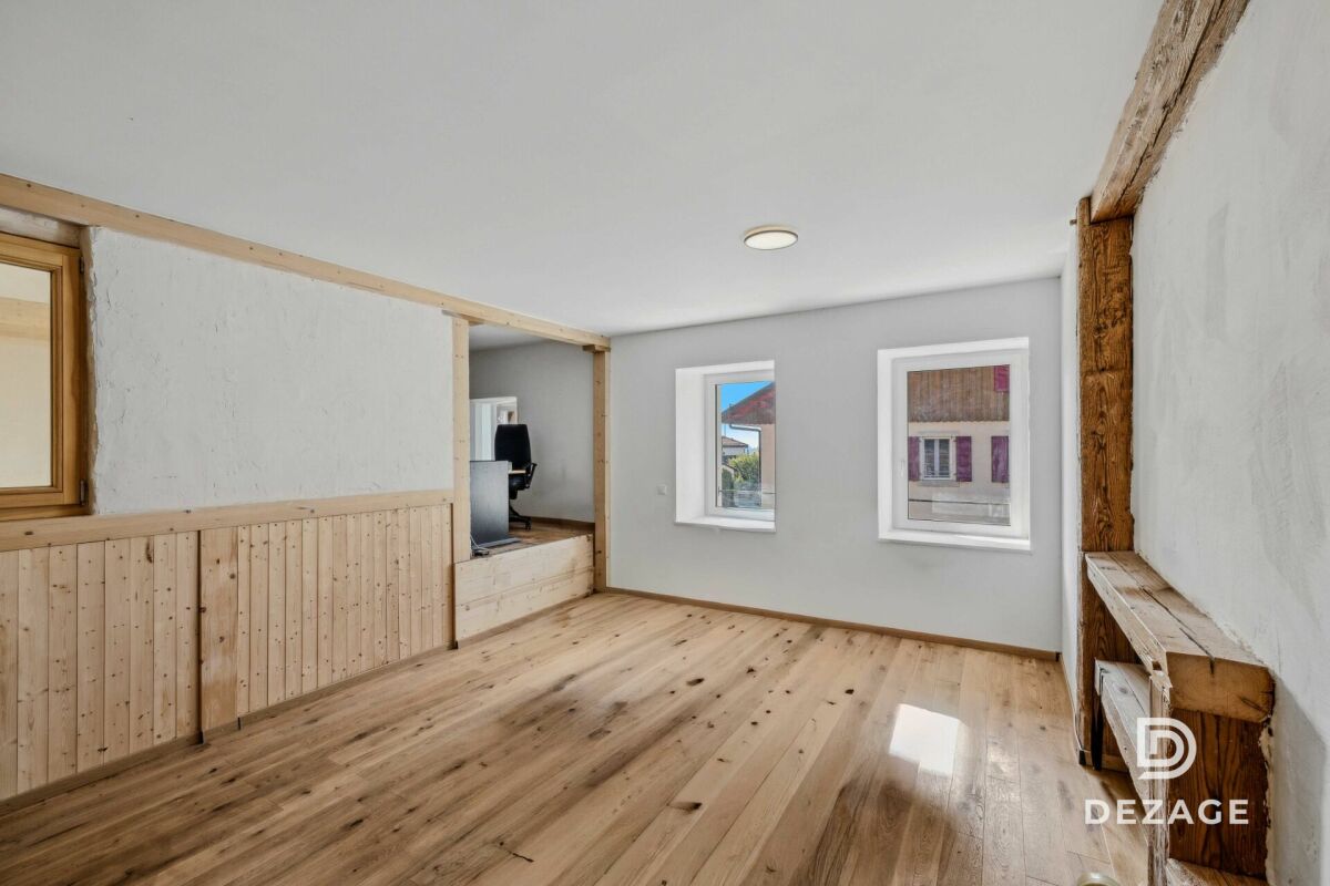 Heller renovierter Raum mit Holzelementen