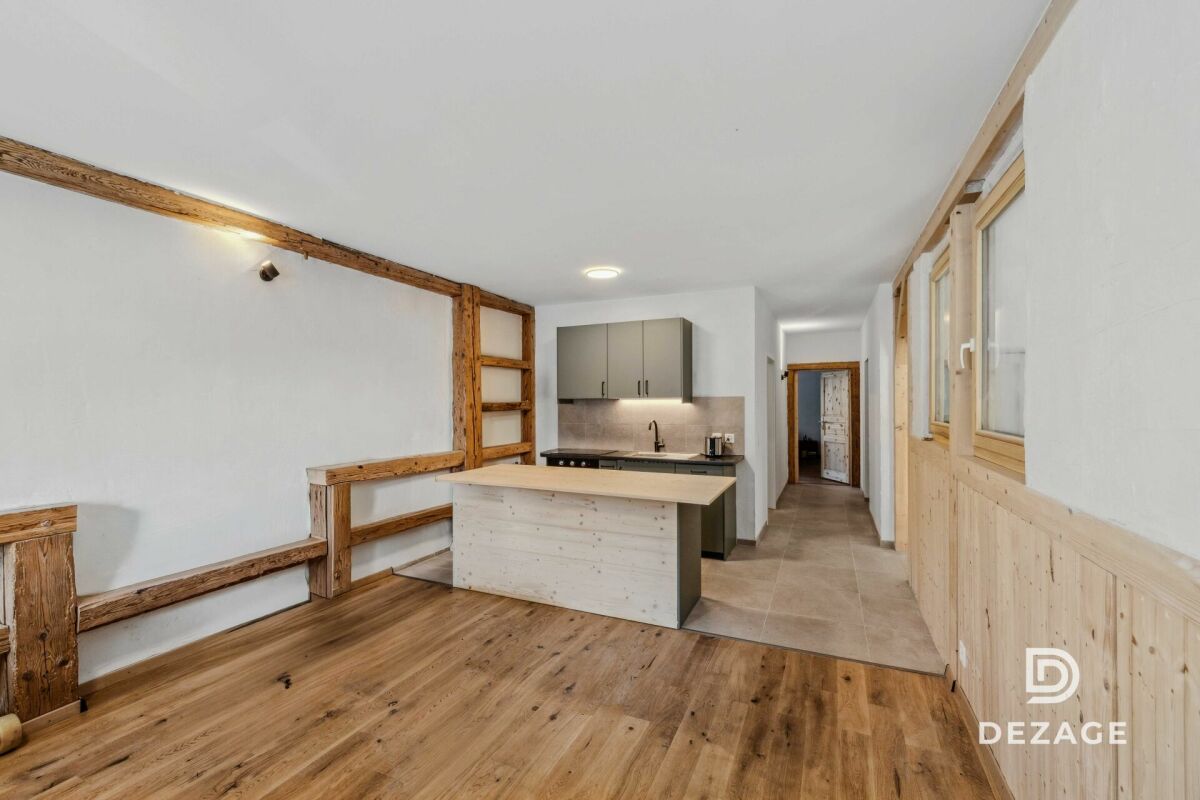 Offener Wohn- und Küchenbereich mit Holzdetails