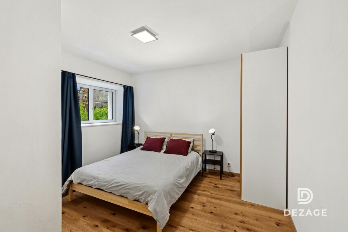 Schlafzimmer mit Doppelbett und Fenster