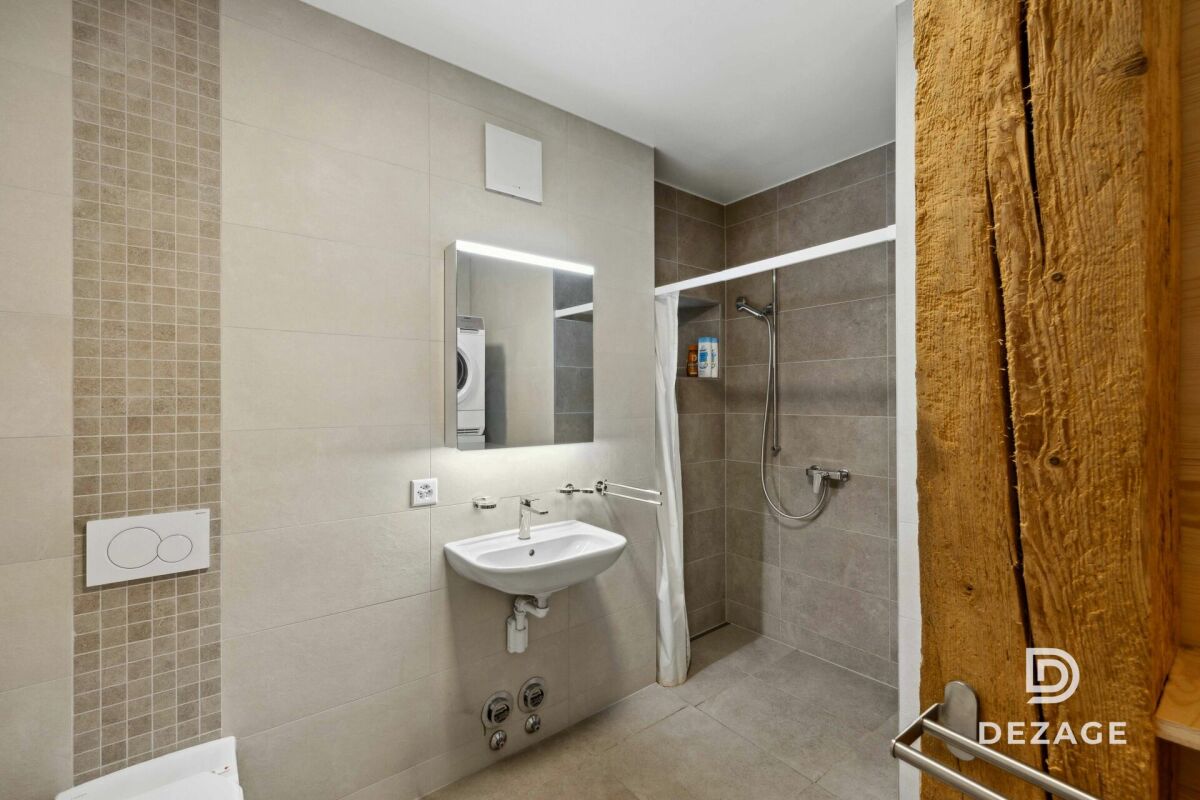 Modernes Badezimmer mit Dusche und Waschbecken