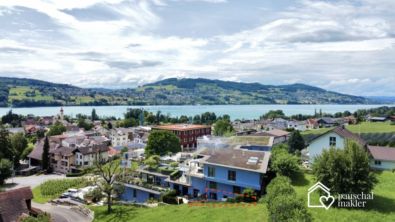 See- und Bergblick über Wohngebiet