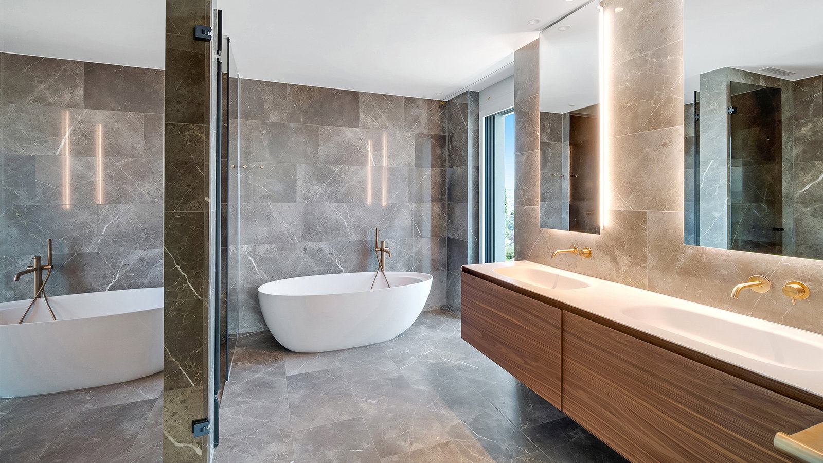 Luxuriöses Badezimmer mit freistehender Wanne und Doppelwaschtisch