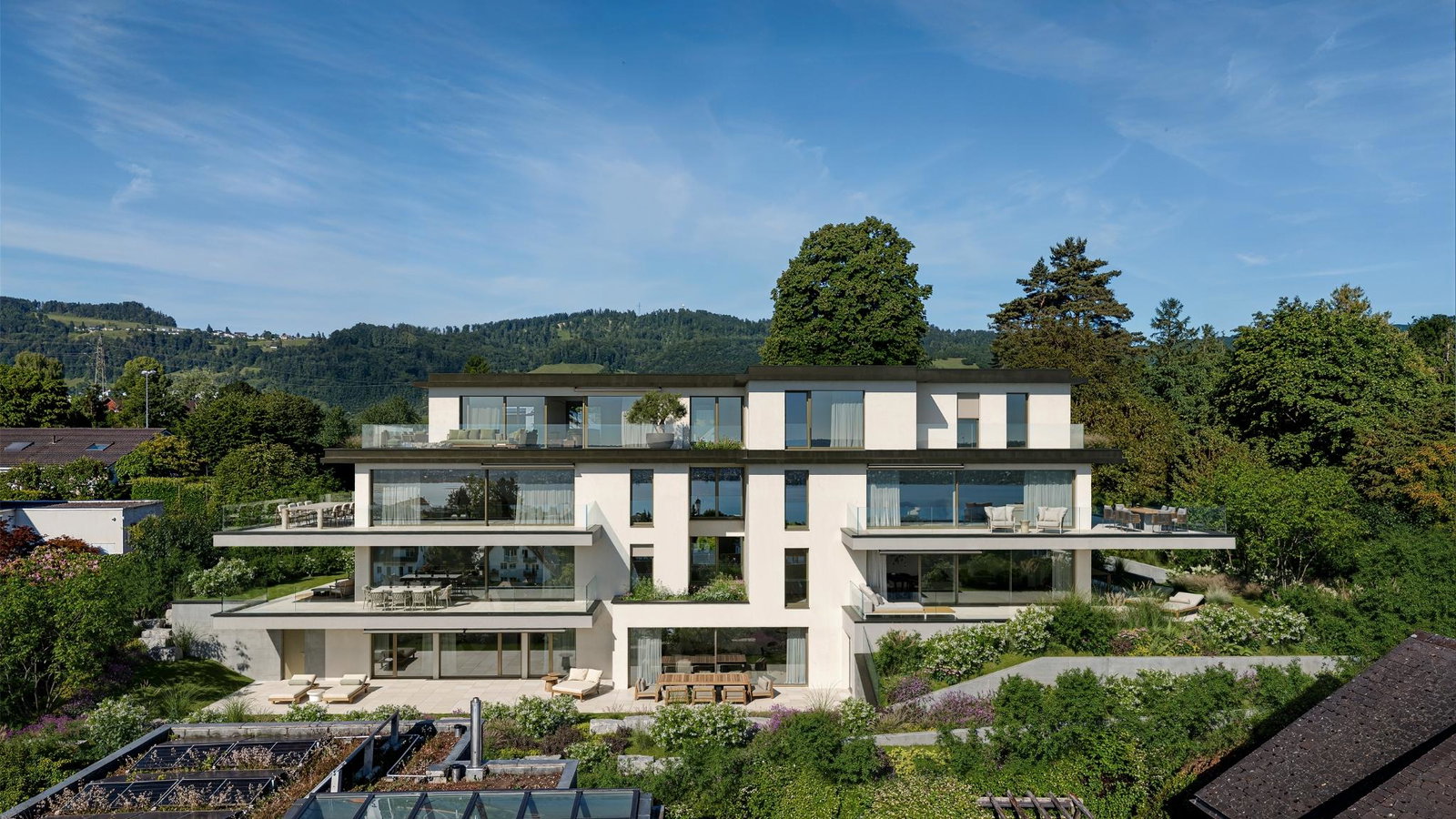 Luxuriöse moderne Villa mit Terrassen und viel Glas