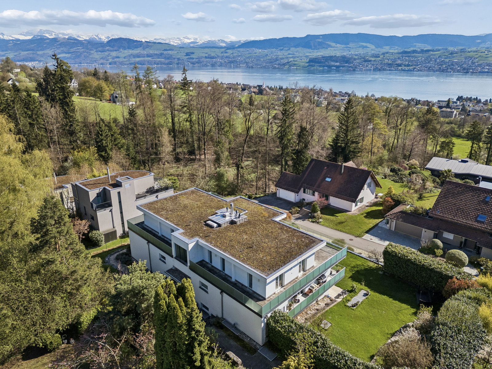 Luftaufnahme einer Villa mit Seeblick