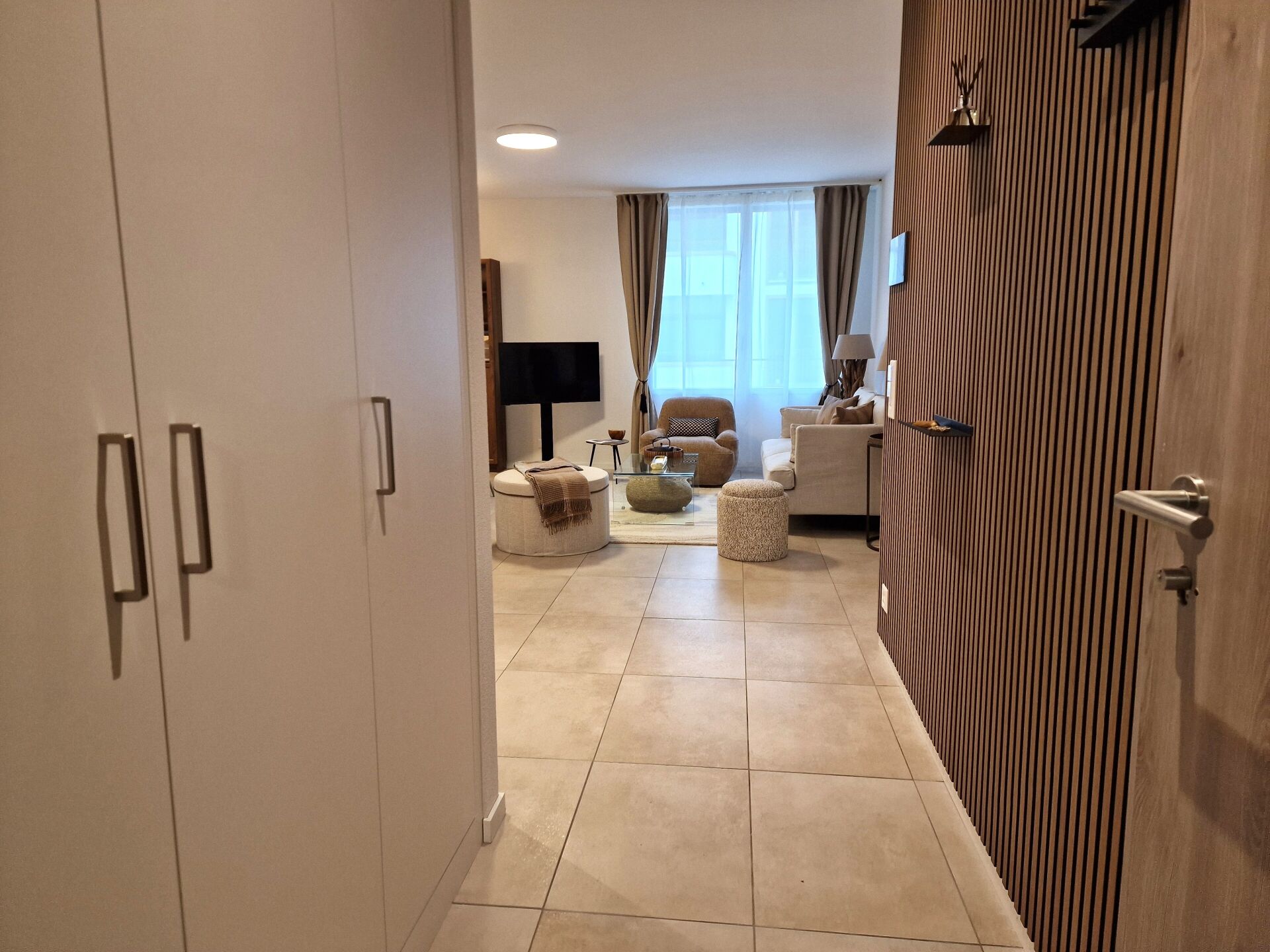 Modernes Wohninterieur mit Flurblick ins Wohnzimmer