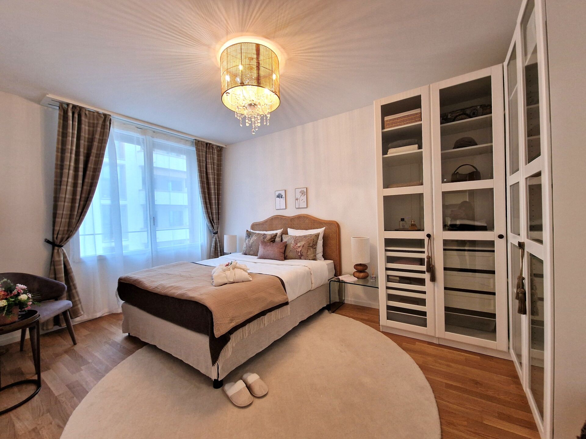 Helles, stilvoll eingerichtetes Schlafzimmer
