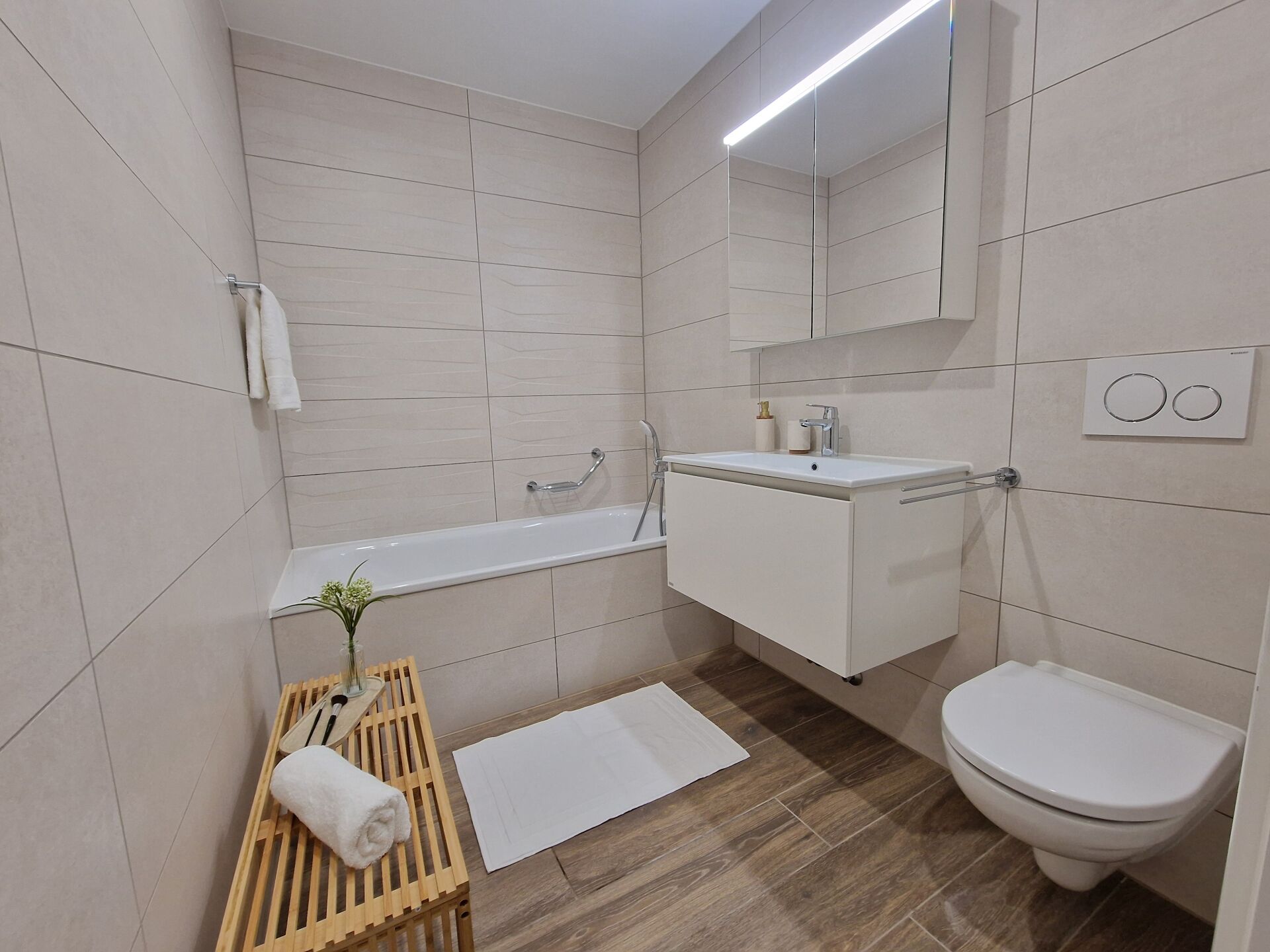 Modernes Badezimmer mit Badewanne und wandhängendem WC