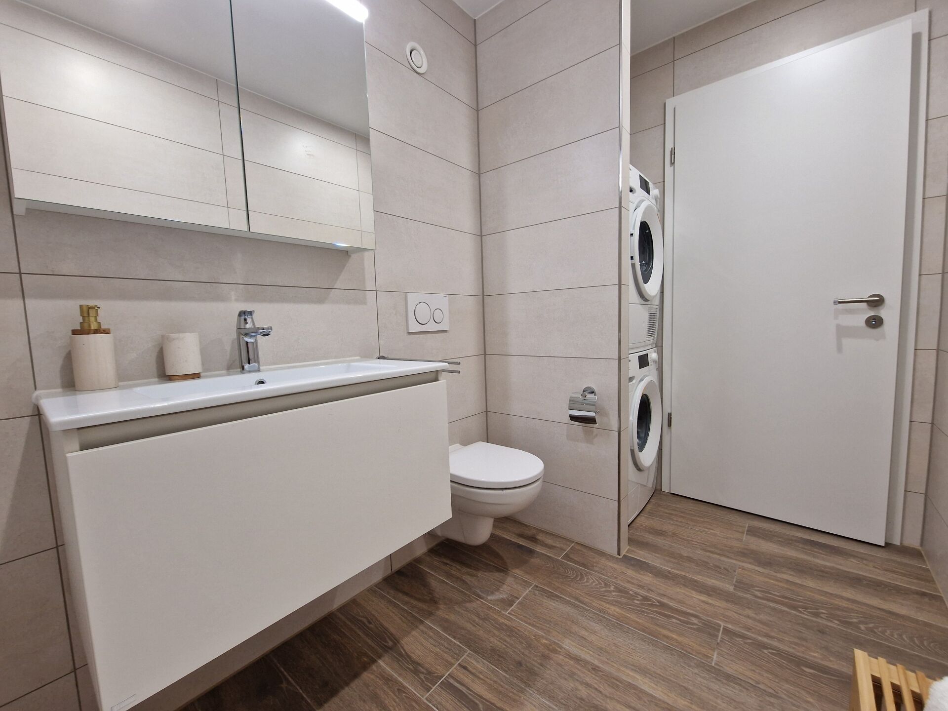 Modernes Badezimmer mit Waschbecken und WC