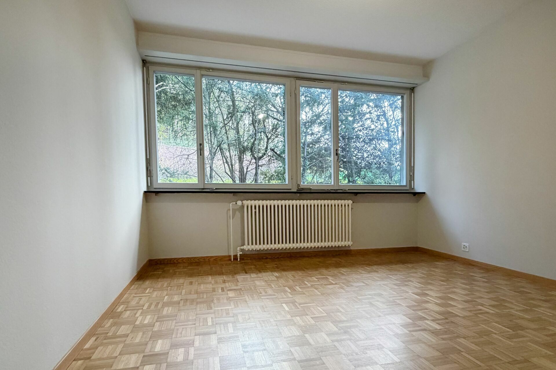 Leerer Wohnraum mit Fensterfront