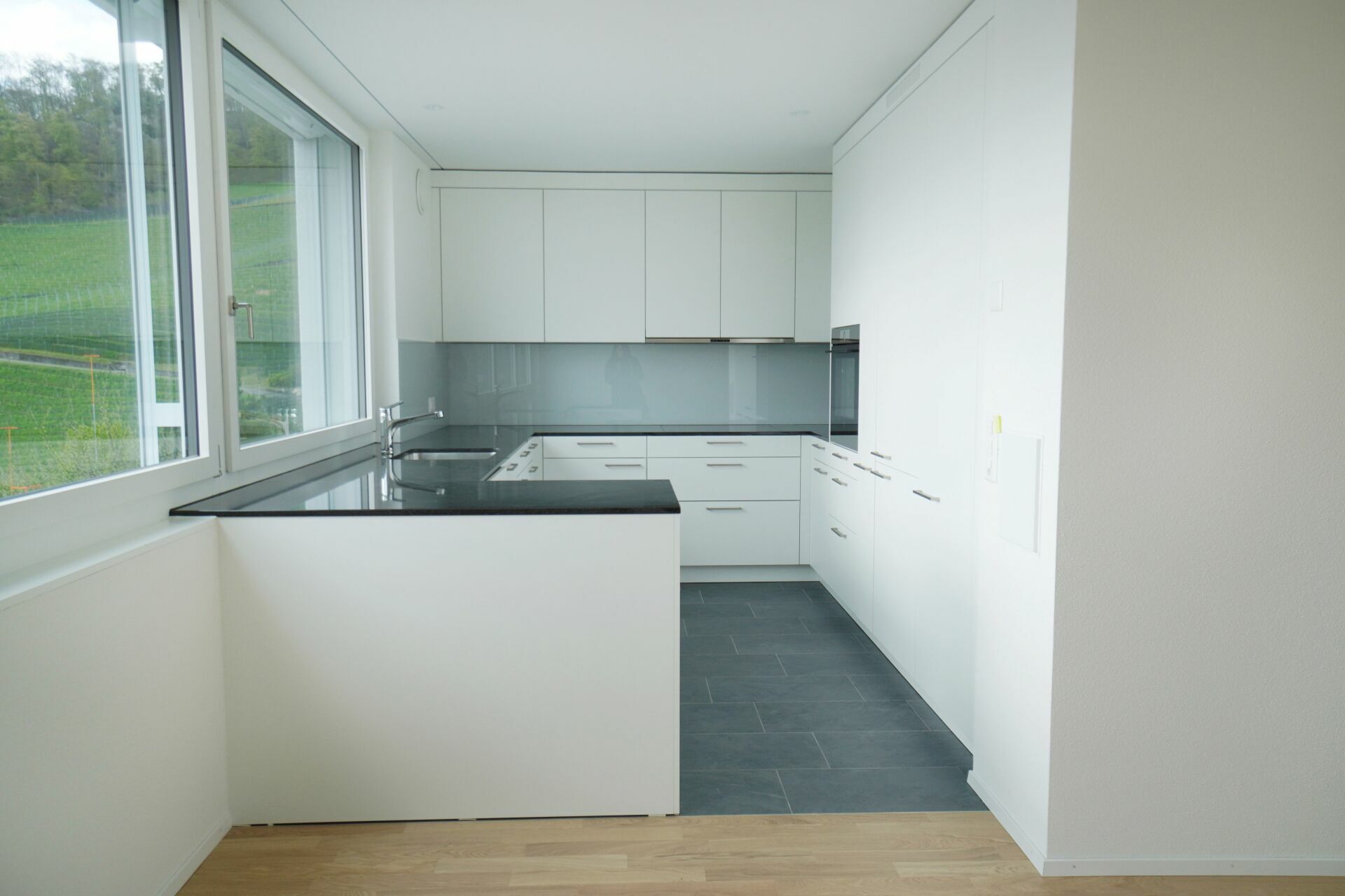 Moderne Einbauküche mit Fensterfront
