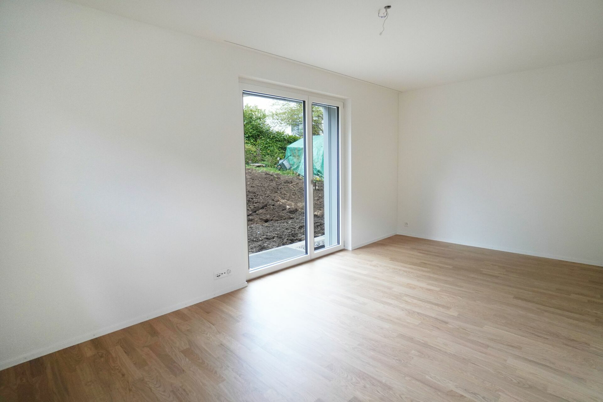 Heller leerer Wohnraum mit Terrassentür