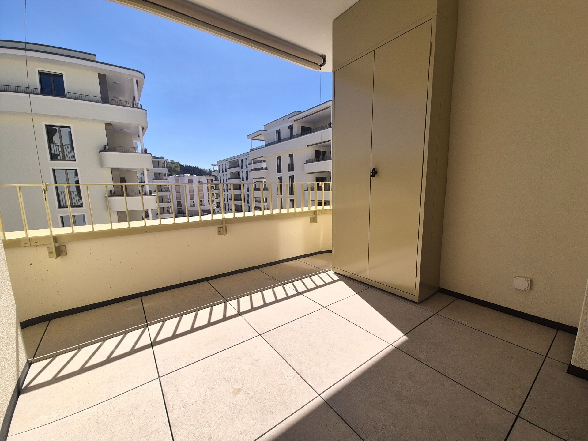 Balkon mit Blick auf Wohnanlage