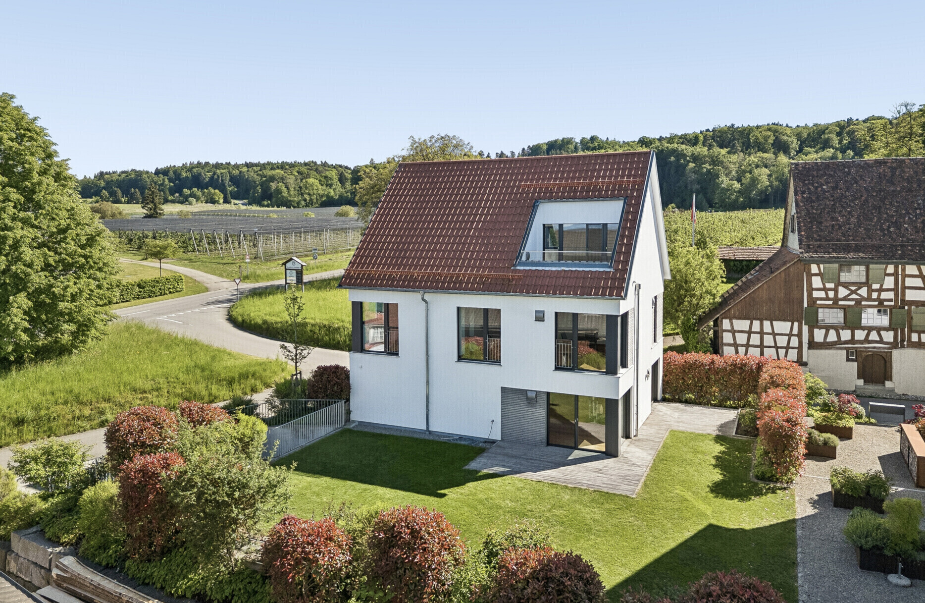 Modernes Einfamilienhaus mit Garten und ländlicher Umgebung