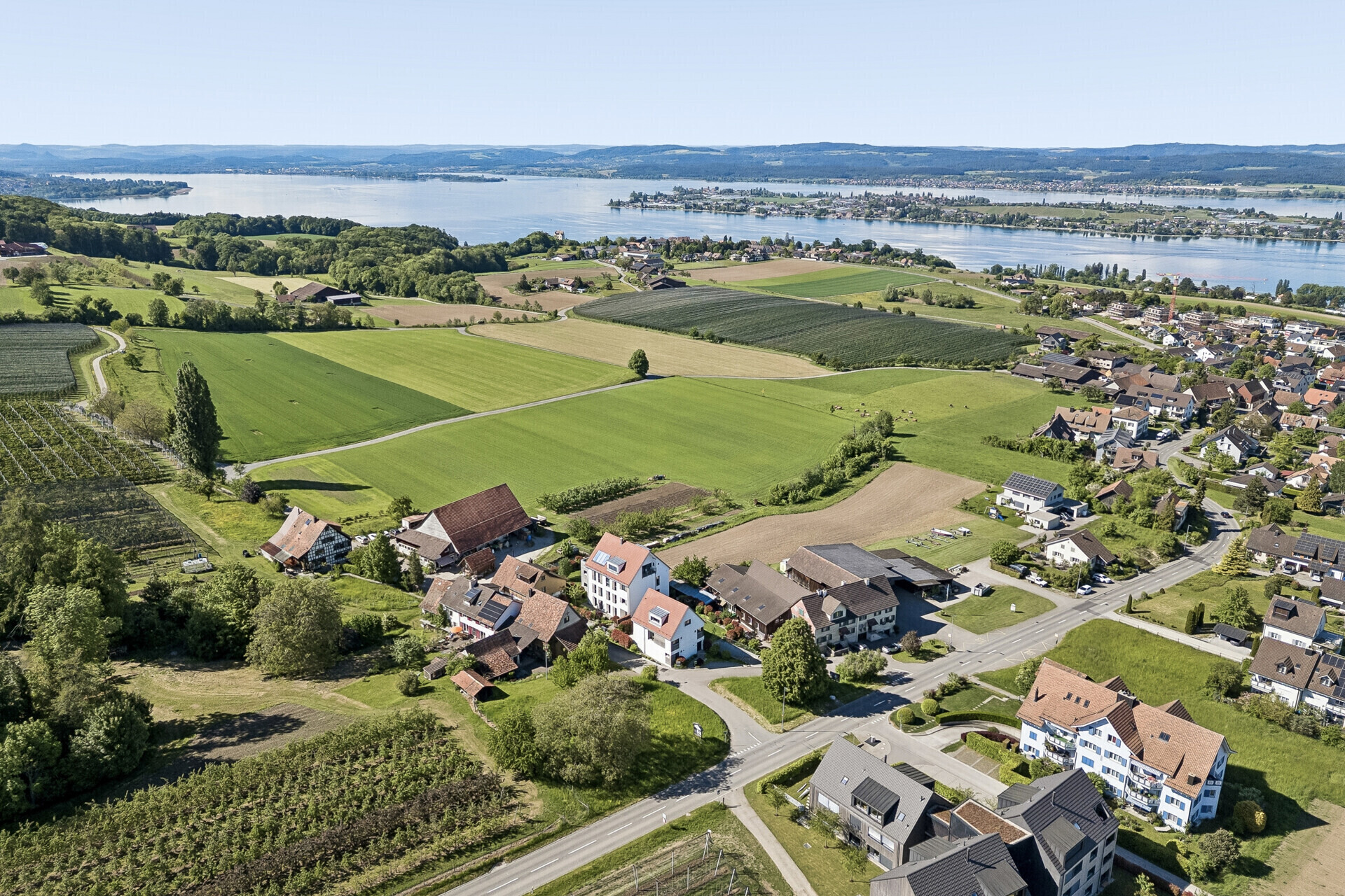 Luftaufnahme einer Seen- und Wohnlandschaft