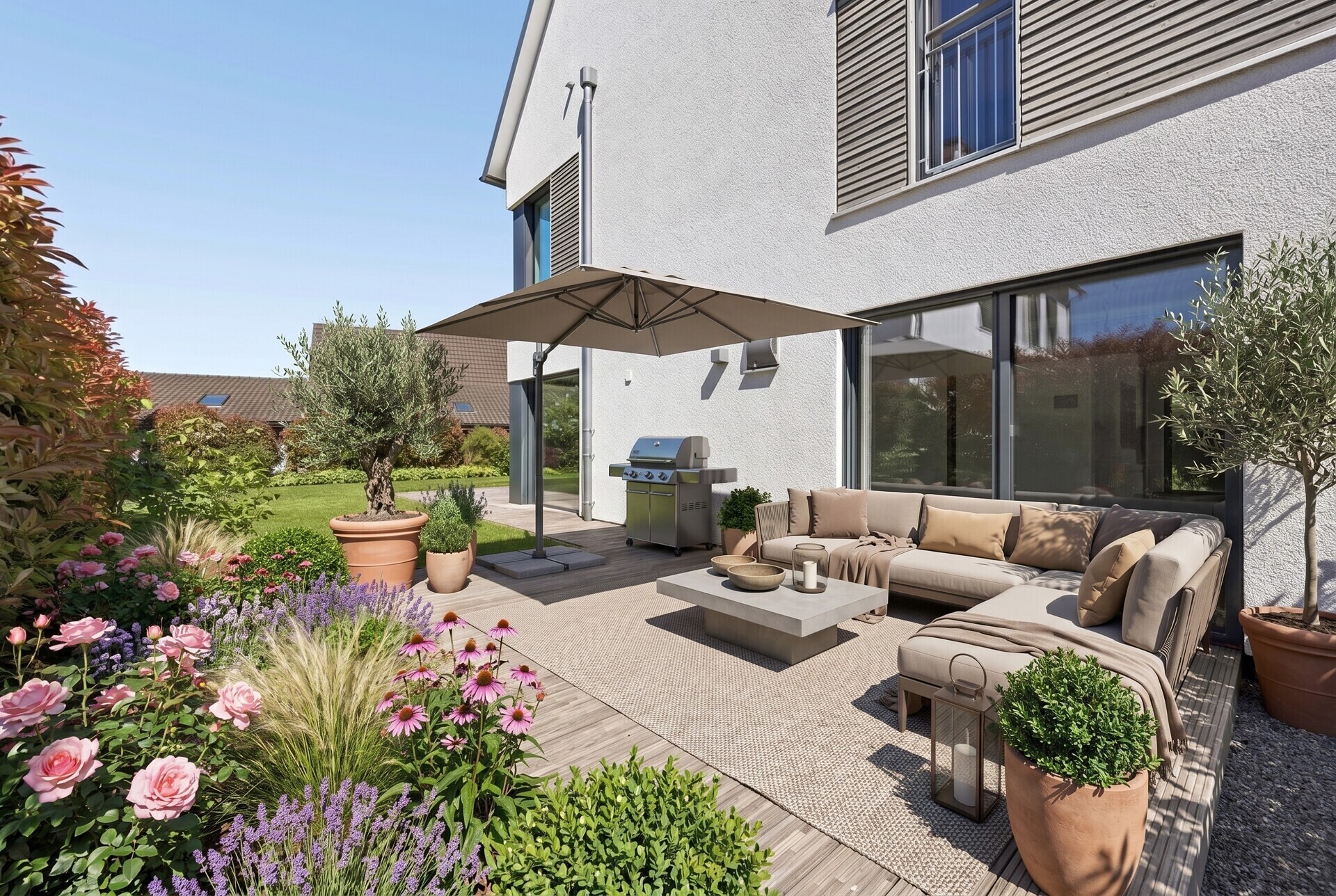 Elegante Terrasse mit Lounge und Garten