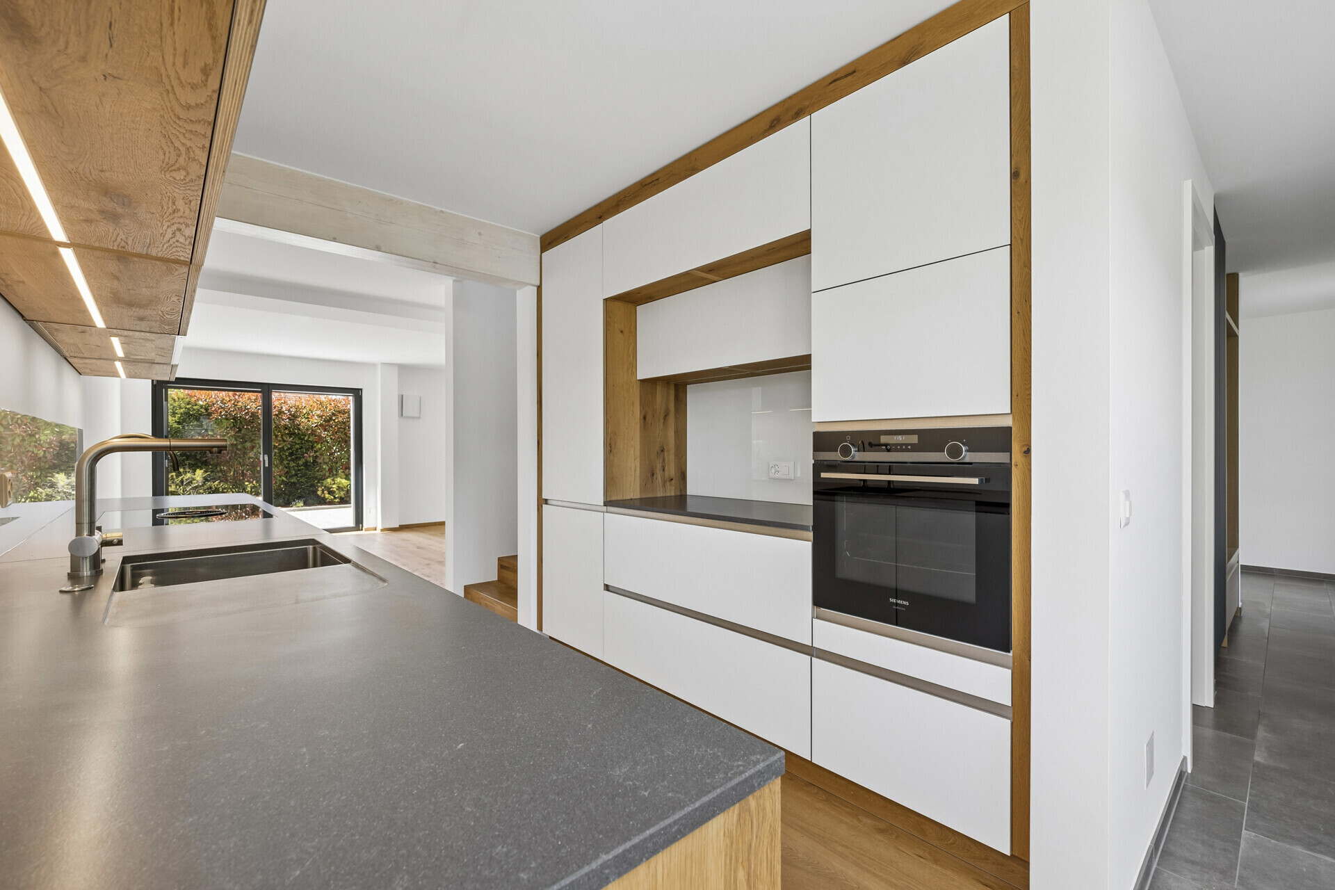 Moderne offene Küche mit Naturholzdetails