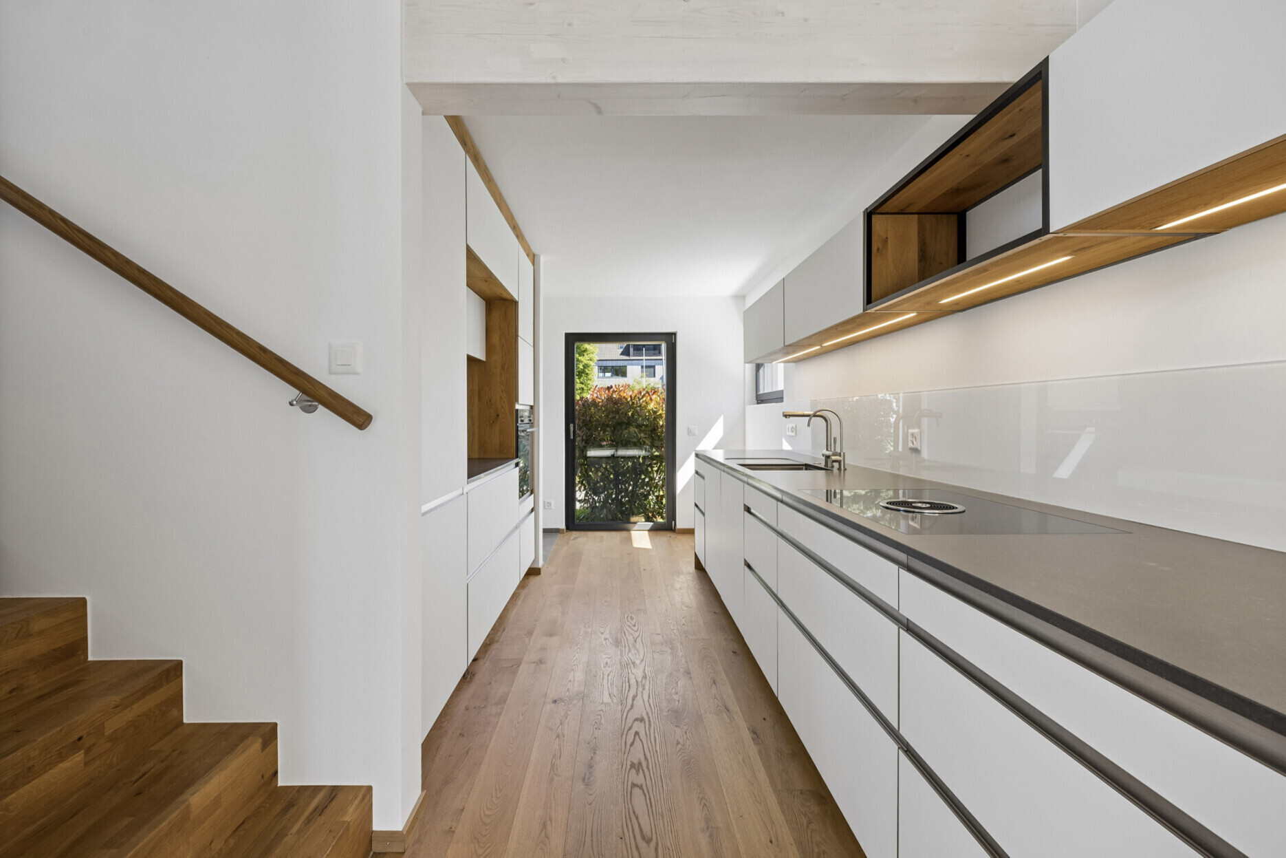 Schmale moderne Küche mit Flur und Treppe
