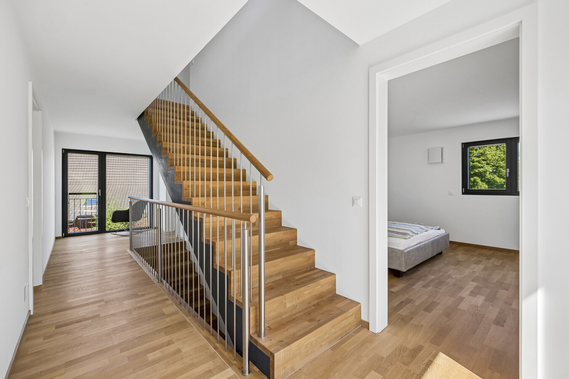 Flur mit Treppe und Schlafzimmer