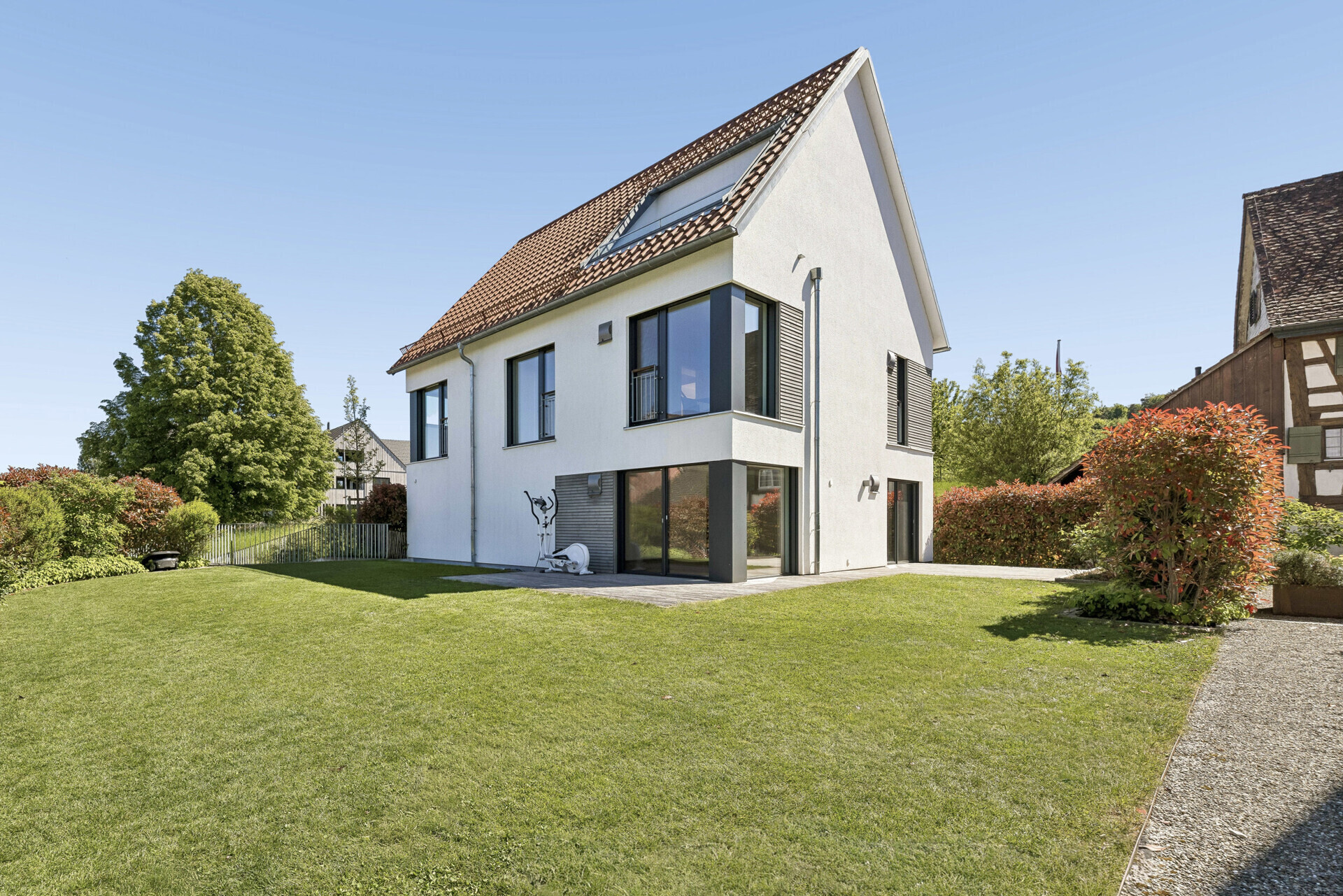 Modernes Einfamilienhaus mit großem Garten