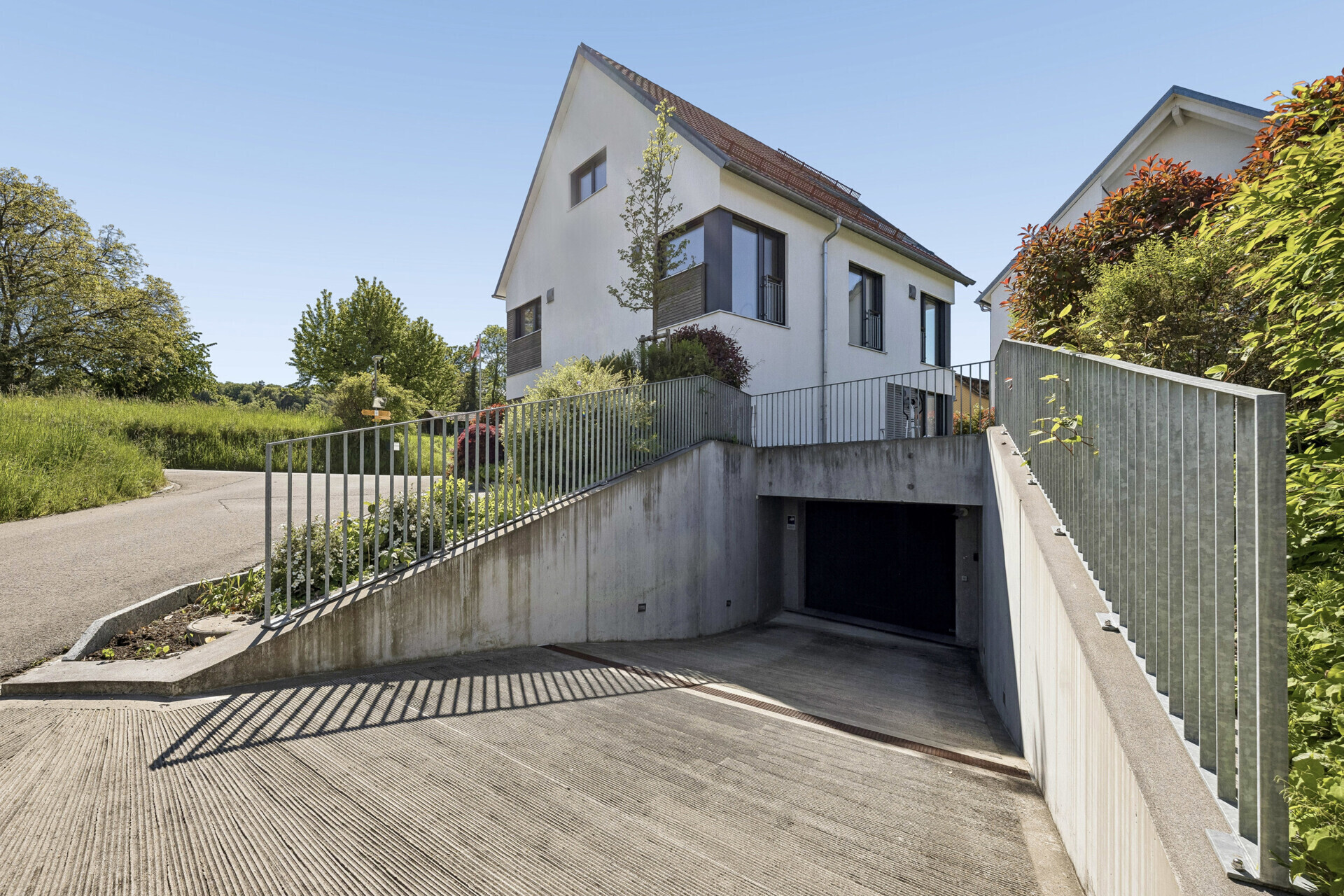 Außenansicht eines modernen Hauses mit Tiefgarage