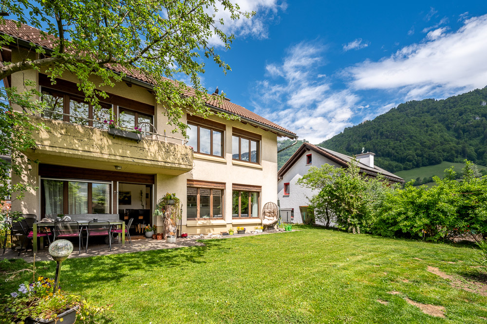 Wohnhaus mit Garten und Bergblick