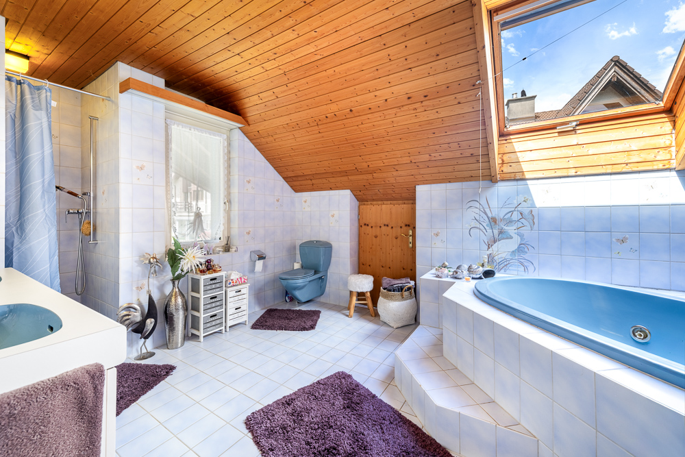 Dachbad mit Badewanne und Dachfenster