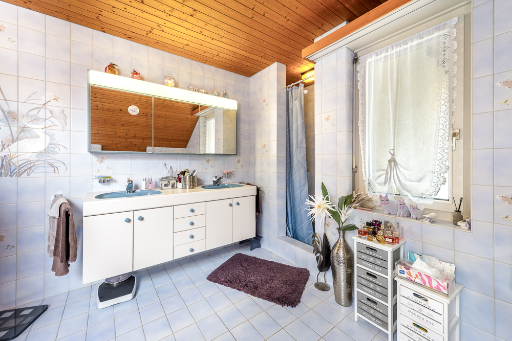 Badezimmer mit Dachschräge und Doppelwaschtisch