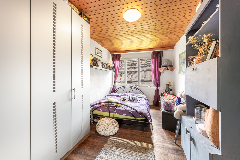 Kleines Schlafzimmer mit Holzdecke