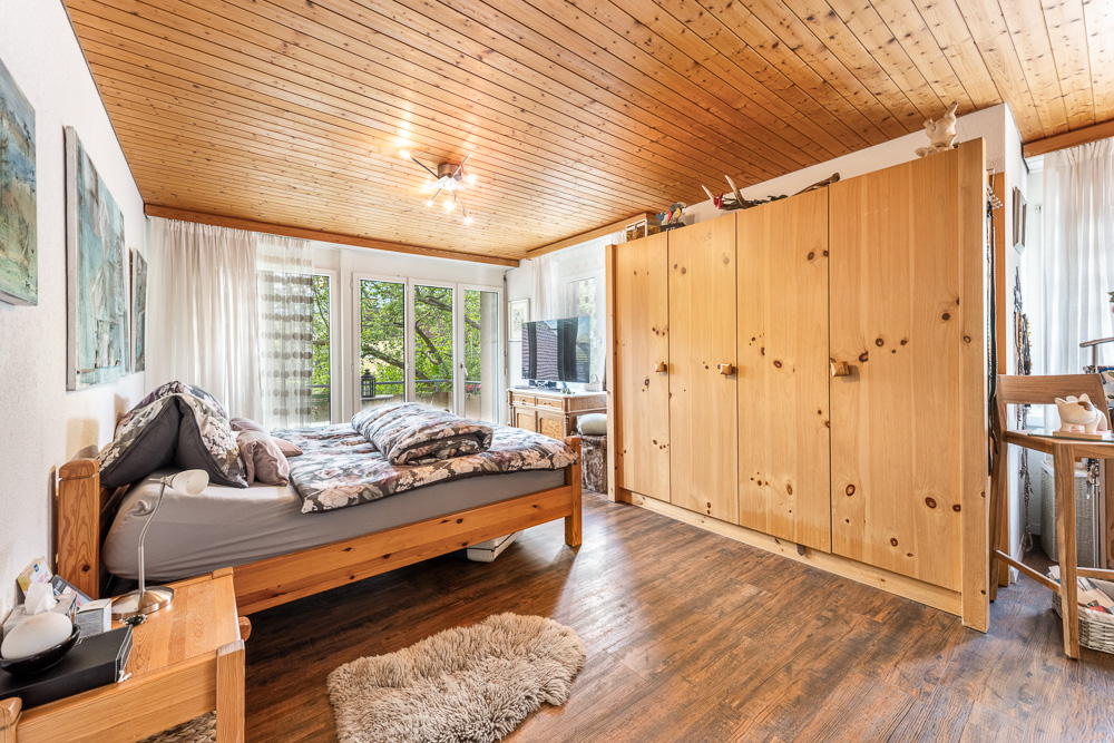Helles Schlafzimmer mit Holztäfelung