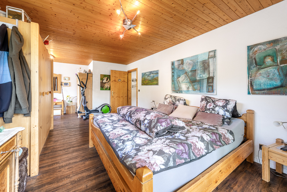 Gemütliches Schlafzimmer mit Holzdecke