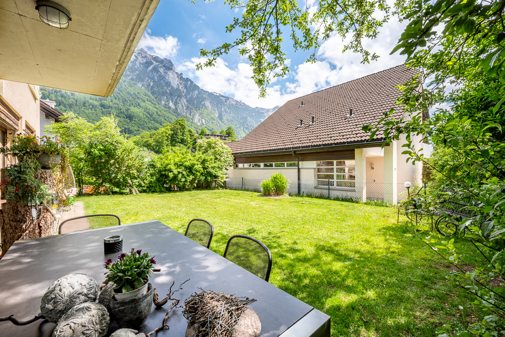 Garten mit Terrasse und Bergblick