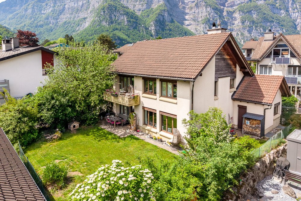 Einfamilienhaus mit großem Garten und Bergkulisse
