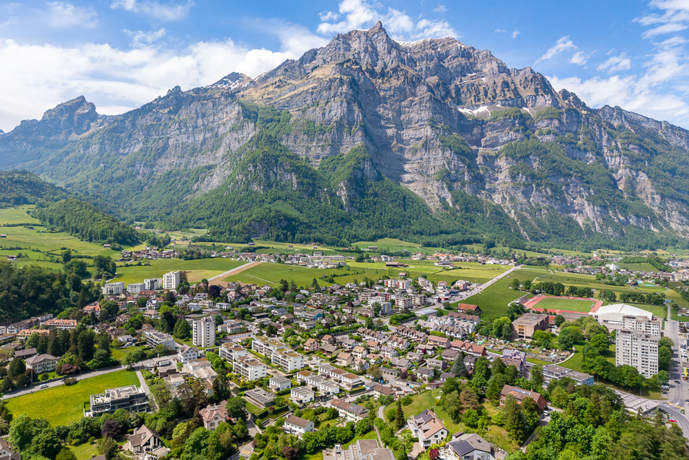 Alpenpanorama über Stadt und Tal