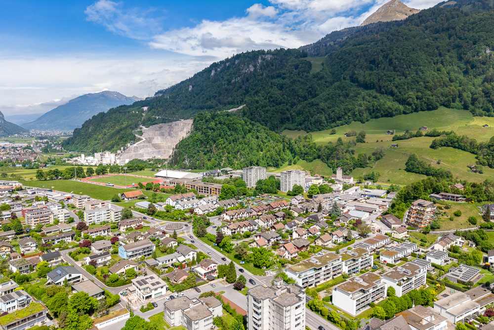 Luftaufnahme eines alpinen Talortes