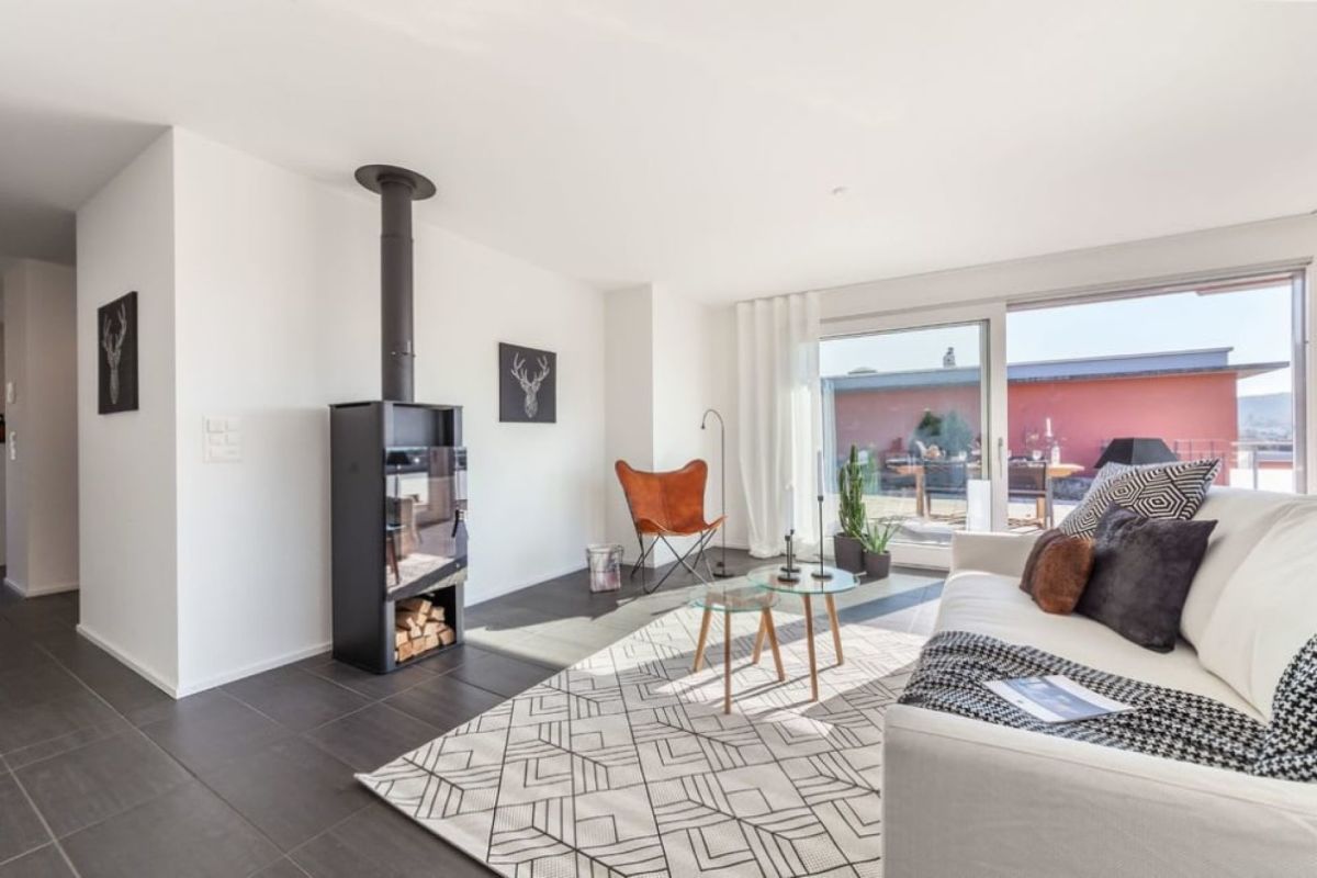 Modernes Wohnzimmer mit Zugang zur Terrasse