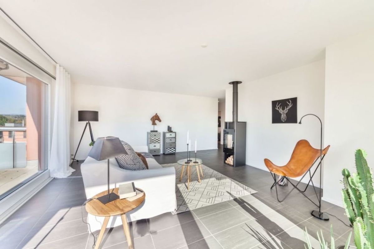 Modernes Wohnzimmer mit Kamin und Terrasse