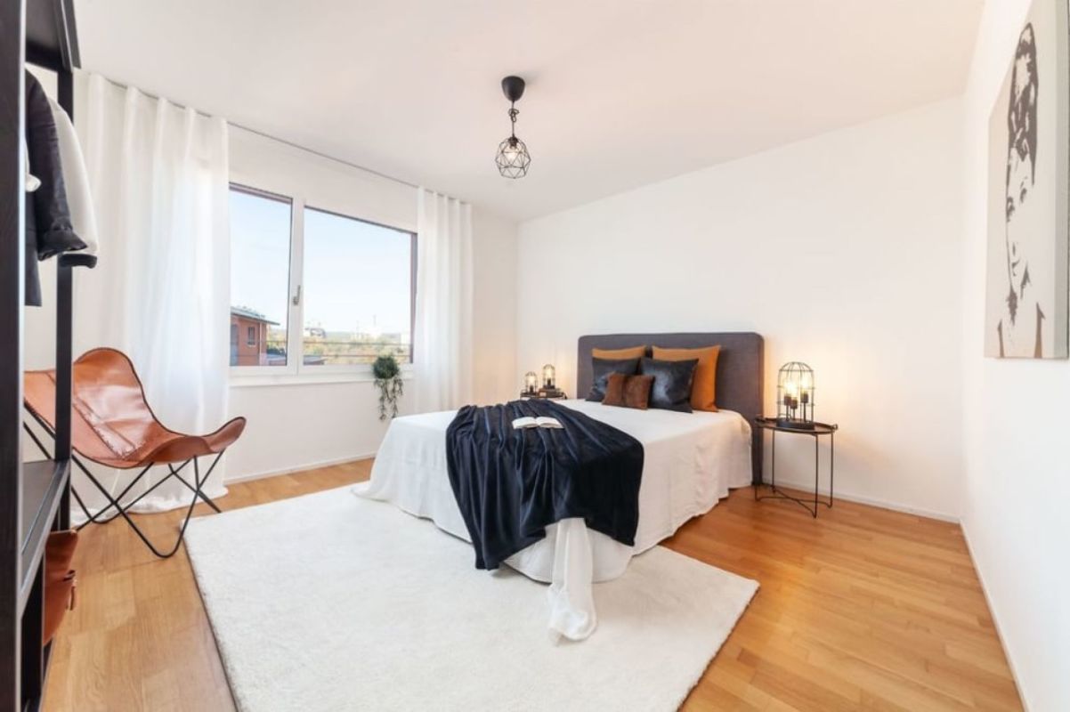 Helles Schlafzimmer mit modernem Staging