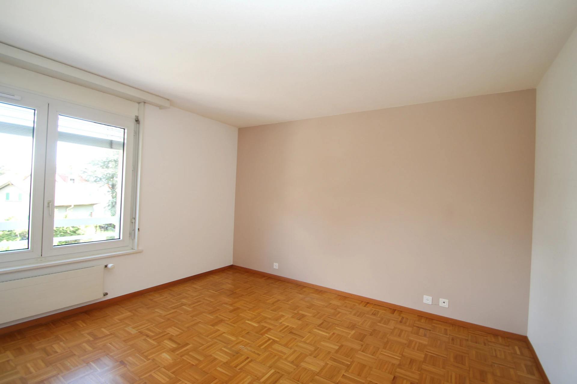 Leerer Wohnraum mit Parkettboden