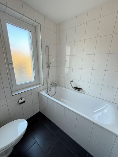 Helles Badezimmer mit Badewanne