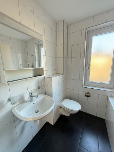 Helles Gäste-WC mit Fenster